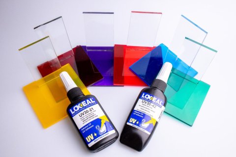 Nové možnost lepení probarvených skel UV lepidly