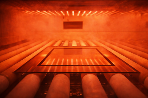 Oboustranný potisk skla nyní i v černé barvě